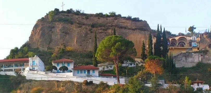 Το μοναστήρι της Κρεμαστής κάτω από τον βράχο