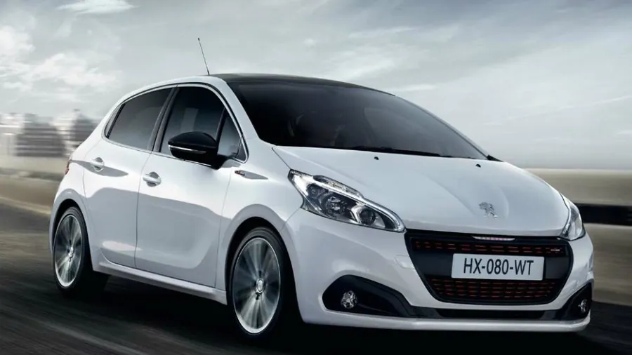 Λευκό Peugeot 208 στον δρόμο